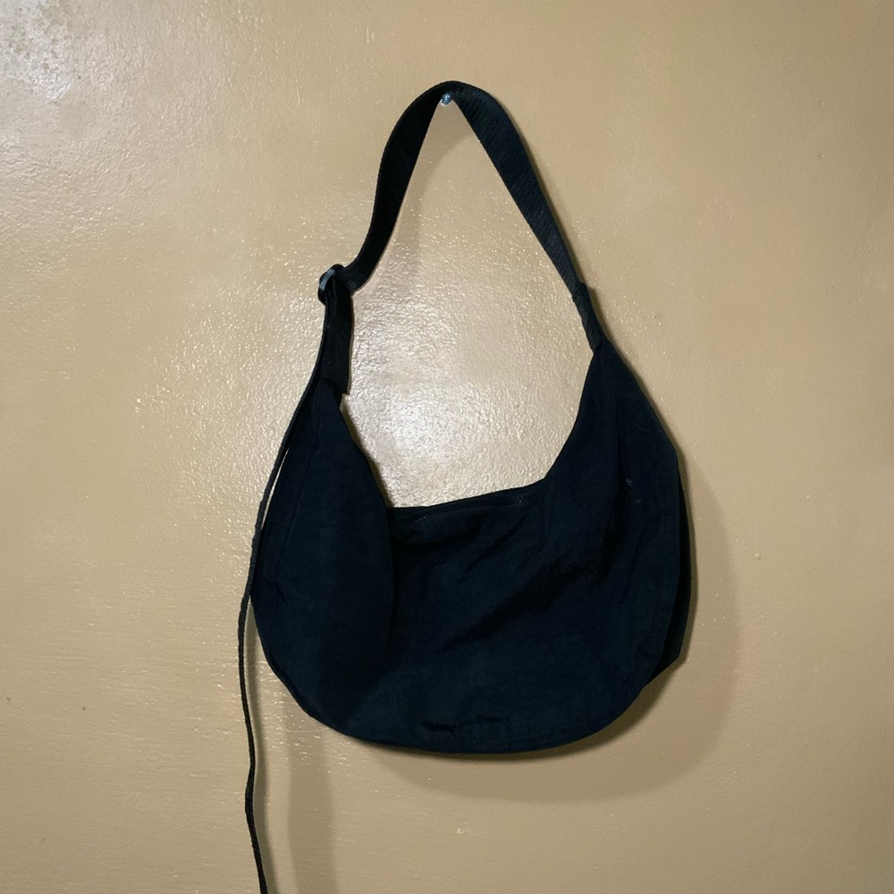 BAGGU Medium Crescent Crossbody in Black